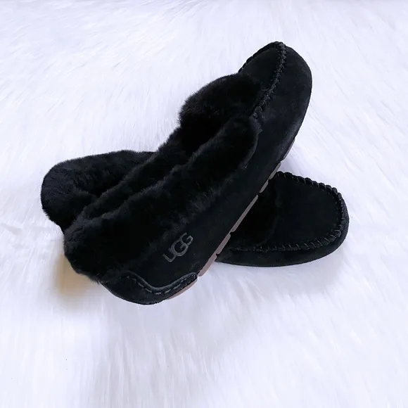 UGG Women’s Dakota Spill Seam Black Moccasin Slippers