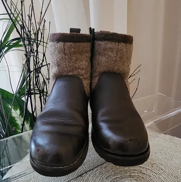 UGGS Bayson leather waterproof brown ankle boots wool snow zip unisex kid size 1