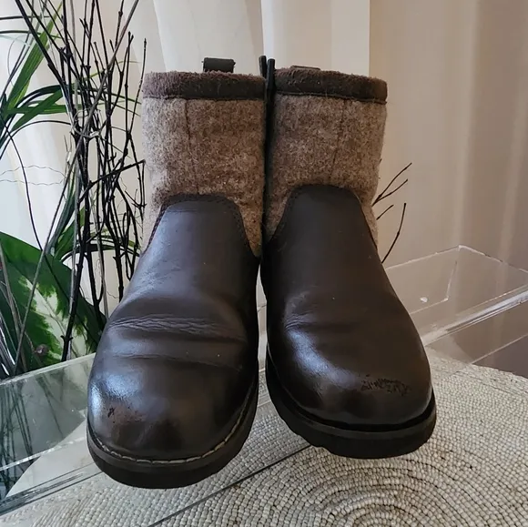 UGGS Bayson leather waterproof brown ankle boots wool snow zip unisex kid size 1