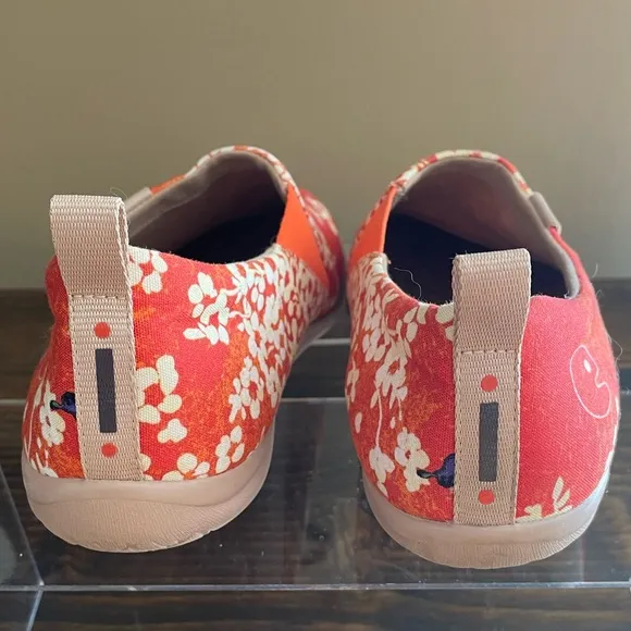 UIN Sakura Toledo Women's Orange Floral Slip-On Shoes Size 9.