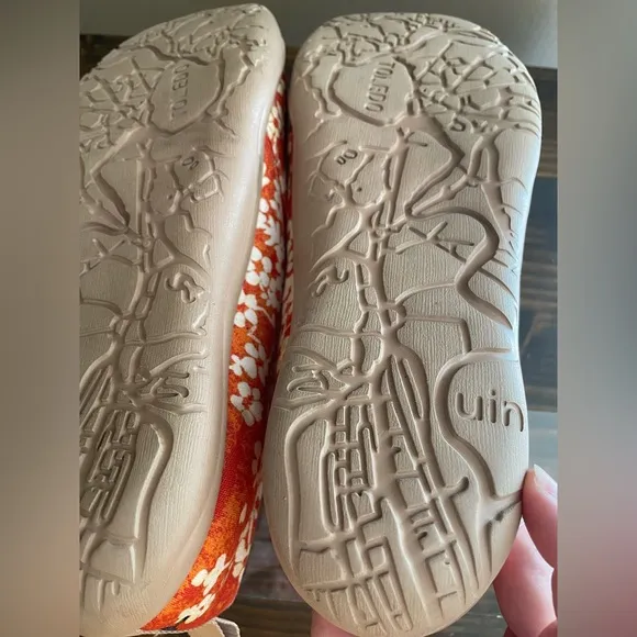 UIN Sakura Toledo Women's Orange Floral Slip-On Shoes Size 9.