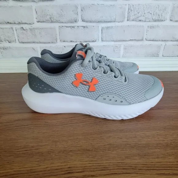 ✨Under Armour Surge 4 Sz 5.5Y Big Kids Shoes Sneakers Grey/White 3027103-100