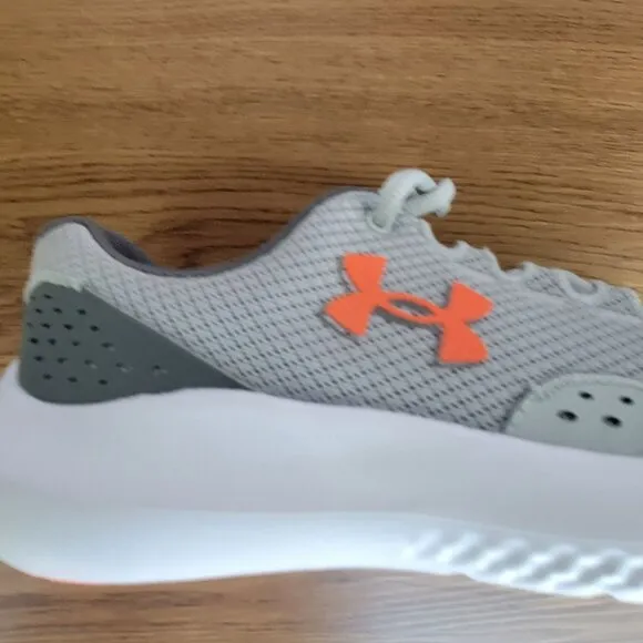✨Under Armour Surge 4 Sz 5.5Y Big Kids Shoes Sneakers Grey/White 3027103-100