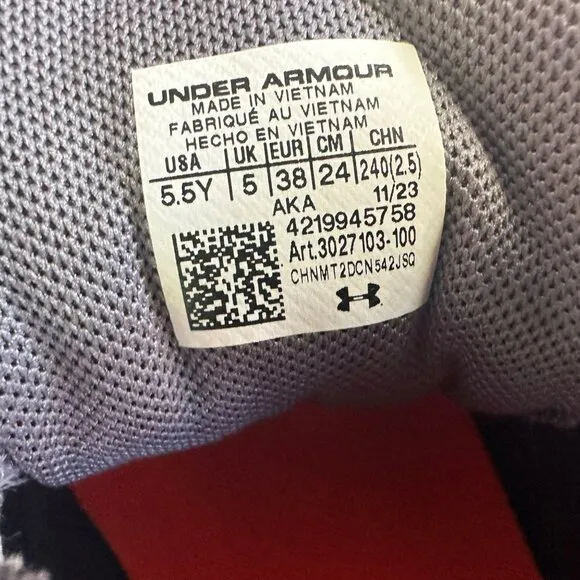 ✨Under Armour Surge 4 Sz 5.5Y Big Kids Shoes Sneakers Grey/White 3027103-100