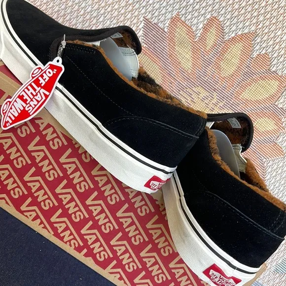 Vans WMNS Classic Slip-On(Sherpa)Black/MarshmallowIN0A7VCFABISneakers