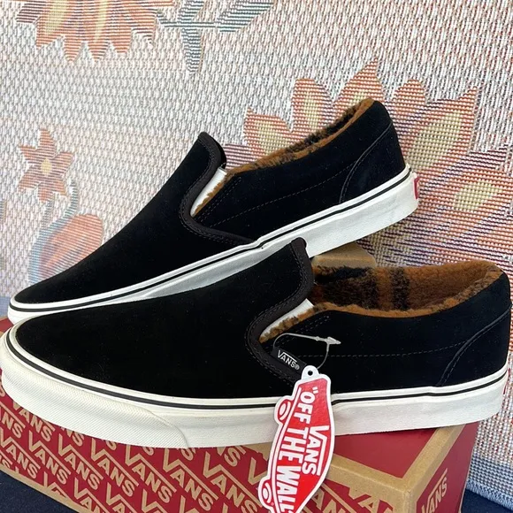 Vans WMNS Classic Slip-On(Sherpa)Black/MarshmallowIN0A7VCFABISneakers