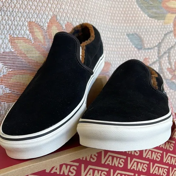 Vans WMNS Classic Slip-On(Sherpa)Black/MarshmallowIN0A7VCFABISneakers