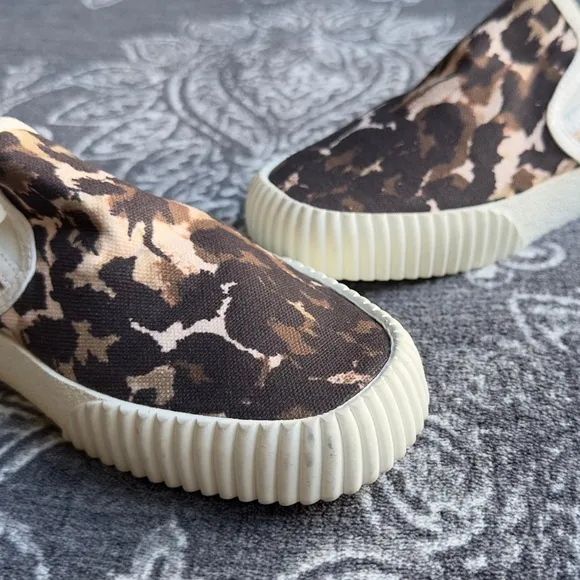 Veronica Beard Panelle Splashy Leopard Print Canvas Slip On Sneakers Size 6