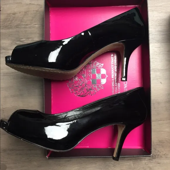 Vince Camuto VC-Kira Black Smooth Patent heels 8M