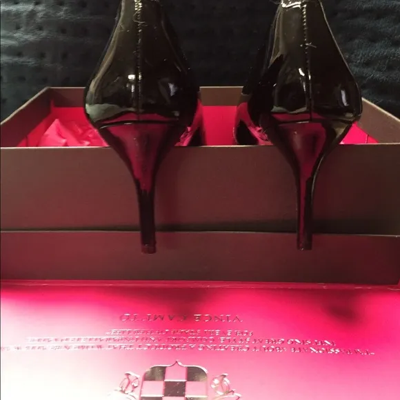 Vince Camuto VC-Kira Black Smooth Patent heels 8M