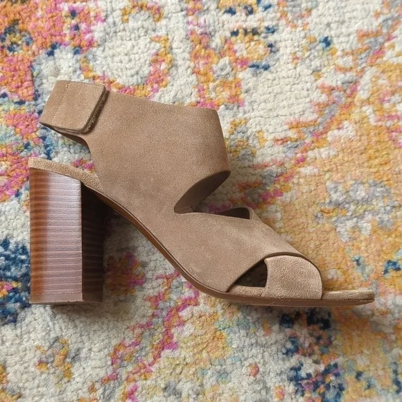 Vince Farrah Suede Leather Criss Cross Open Toe Stacked Block Heel Sandals Tan 9