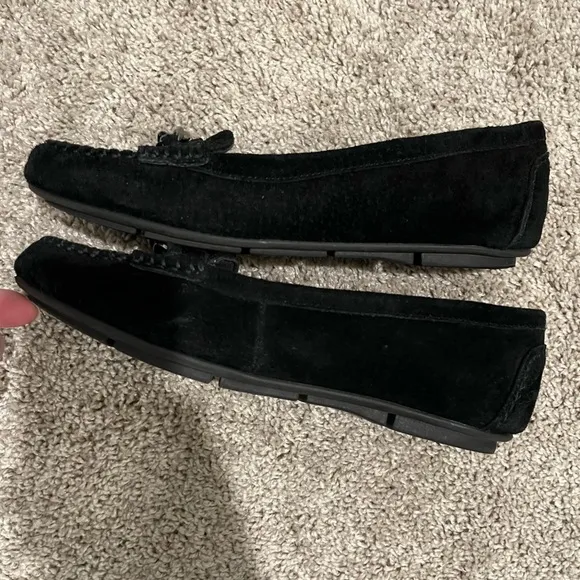 Vionic black suede Mesa loafers with gunmetal/muted silver chain accents