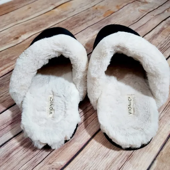Vionic Josephine Faux Fur black quilted slippers 6