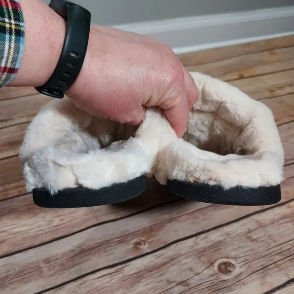 Vionic Josephine Faux Fur black quilted slippers 6