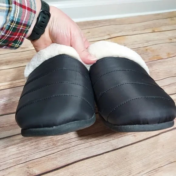 Vionic Josephine Faux Fur black quilted slippers 6