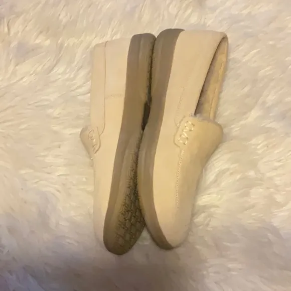 Vionic Lynez Cozy Comfortable Indoor Outdoor Faux Shearling Slippers Size 8.
