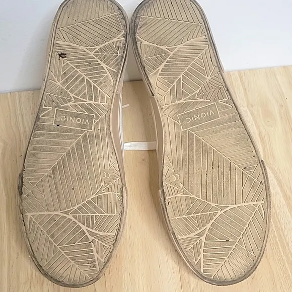 Vionic white and tan 🐫 7.5 sneakers 👟 tennis shoes arch support orthopedic