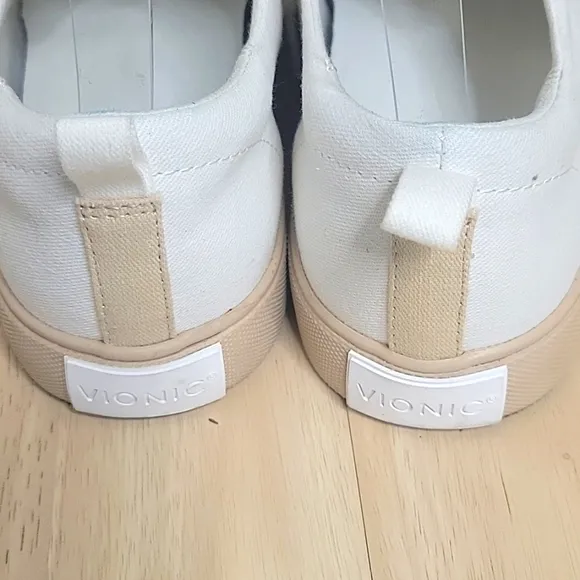 Vionic white and tan 🐫 7.5 sneakers 👟 tennis shoes arch support orthopedic