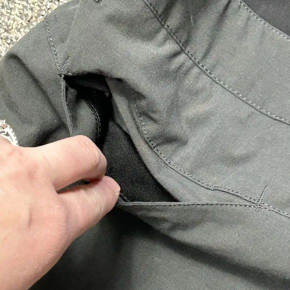Vuori Meta Shorts Mens 30 Chino Charcoal Gray 9&quot; Inseam Athleisure Gym Workout