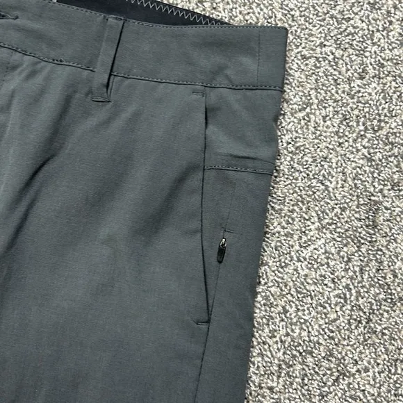 Vuori Meta Shorts Mens 30 Chino Charcoal Gray 9&quot; Inseam Athleisure Gym Workout