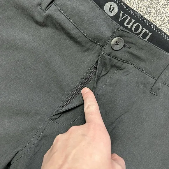 Vuori Meta Shorts Mens 30 Chino Charcoal Gray 9&quot; Inseam Athleisure Gym Workout