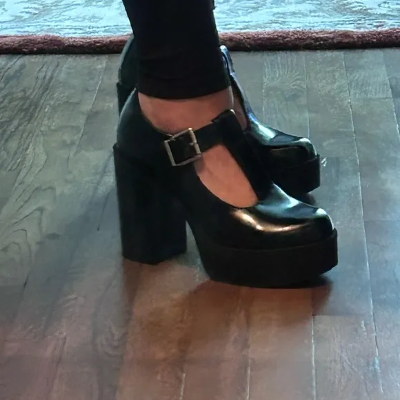 Women's Black Chunky Heel Shoes by MADDEN GIRL