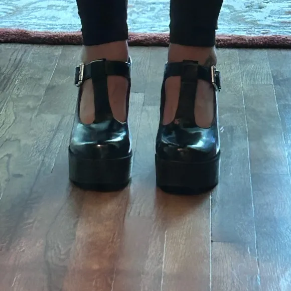 Women's Black Chunky Heel Shoes by MADDEN GIRL