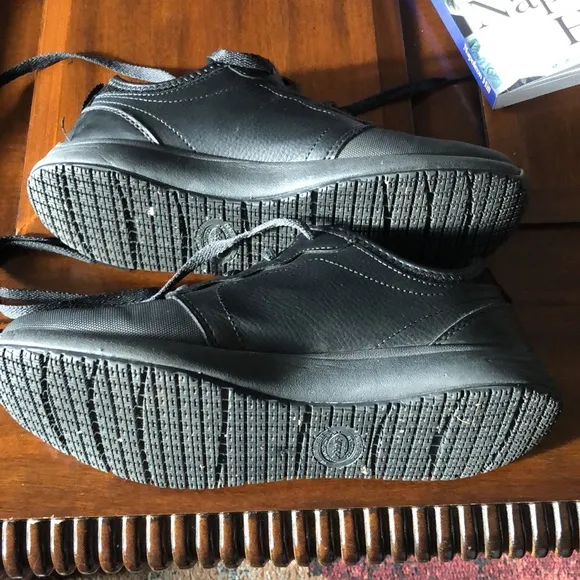 Womens black size 7 Dr Scholl's careers slip resistant/oil resistant shoes