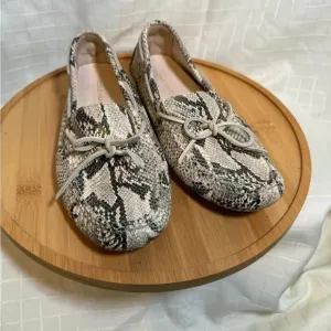 Womens Cole Haan Cream Snake Print  Slip On Leather Shoes Size 9B Euc