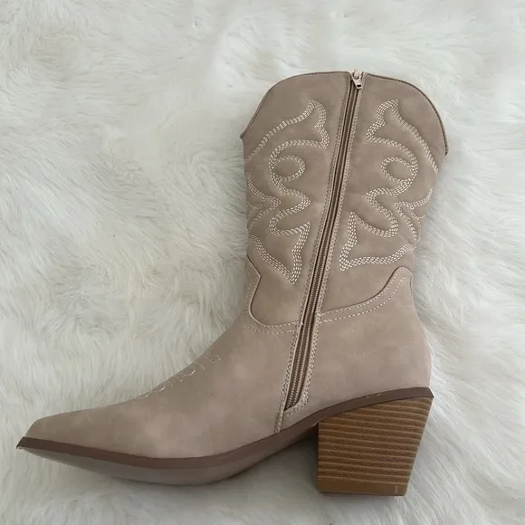 Women’s Cowboy Boots in Nude - Size 10 NWOT