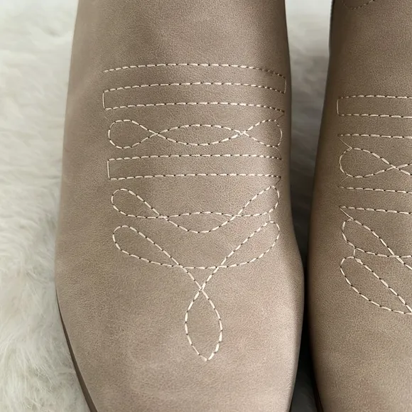 Women’s Cowboy Boots in Nude - Size 10 NWOT