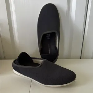 WOMEN’S MAHABIS OUTDOOR DARK GRAY SLIPPERS (sz EU 39 or US 8)