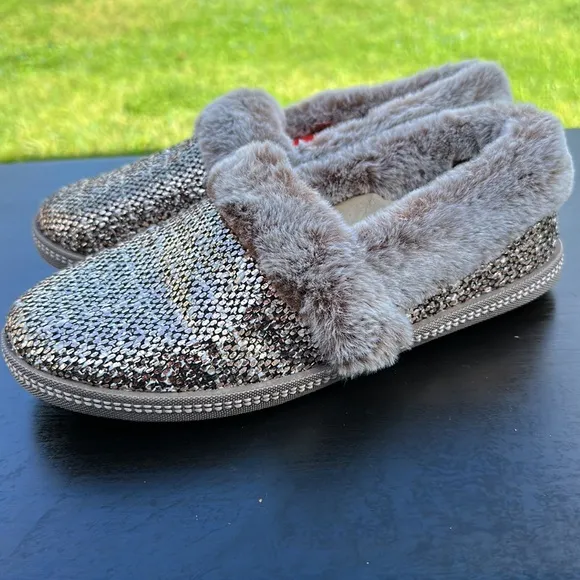 Womens Silver Pewter Skechers Memory Foam Slippers Size 8.5 WIDE New Faux Fur