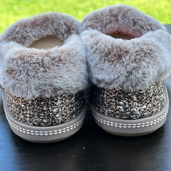 Womens Silver Pewter Skechers Memory Foam Slippers Size 8.5 WIDE New Faux Fur