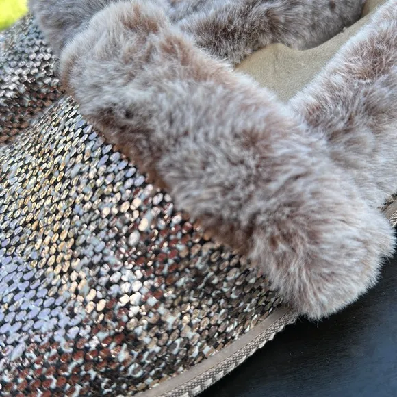 Womens Silver Pewter Skechers Memory Foam Slippers Size 8.5 WIDE New Faux Fur