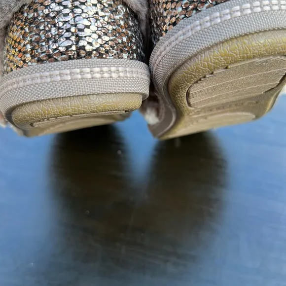 Womens Silver Pewter Skechers Memory Foam Slippers Size 8.5 WIDE New Faux Fur