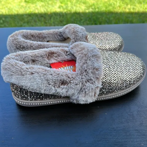 Womens Silver Pewter Skechers Memory Foam Slippers Size 8.5 WIDE New Faux Fur