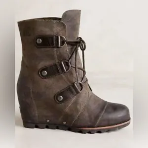 Women's Sorel Joan of Arctic Wedge Mid Waterproof Leather Boots. Size 6.5