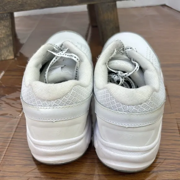 Women’s white new balance 411v2 gym shoes/sneakers. Size 8. EUC.