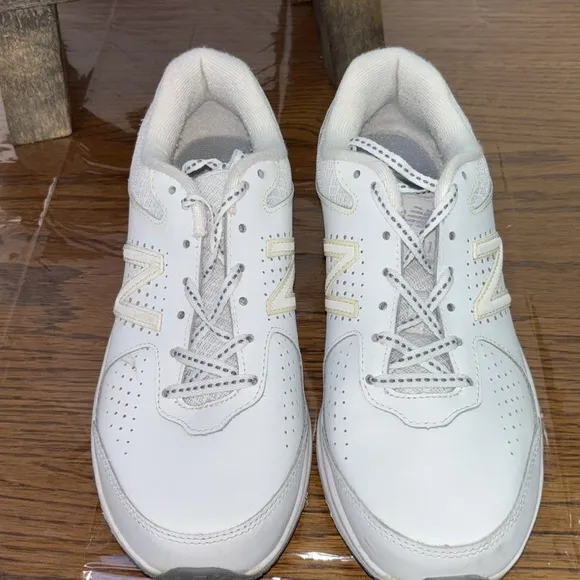 Women’s white new balance 411v2 gym shoes/sneakers. Size 8. EUC.