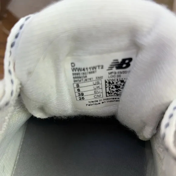 Women’s white new balance 411v2 gym shoes/sneakers. Size 8. EUC.