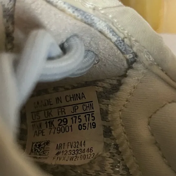 Yeezy Boost 350 V2 Lundmark Kids size 11.5