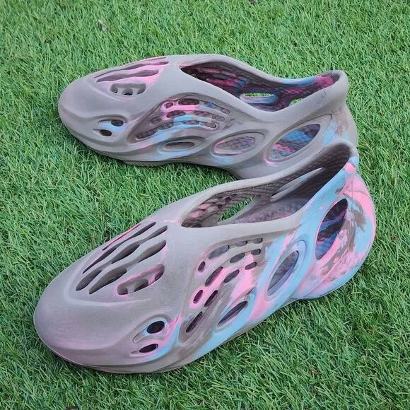 YEEZY FOAM RUNNERS - Mens Slippers - SIZE 8