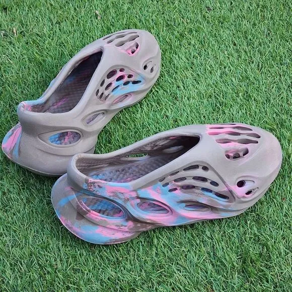 YEEZY FOAM RUNNERS - Mens Slippers - SIZE 8