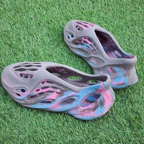 YEEZY FOAM RUNNERS - Mens Slippers - SIZE 8