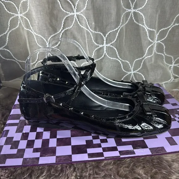 (Z2) Idoré patent leather mary janes style shoes, size 10B